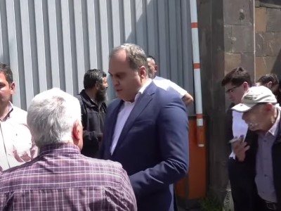Զոհված զինծառայողների հարազատները ՔԿ զինվորական վարչության բակում են