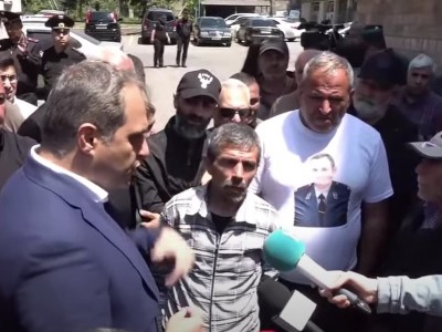 «Մի ժամից Գարիկին չթողիք, Նիկո՛լ, դու չես մարսելու». զոհված զինծառայողների ծնողների ակցիան ՔԿ-ի մոտ