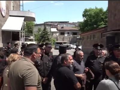 Զոհվածների ծնողները մտան ՔԿ զինվորական վարչության շենքի դարպասներից ներս