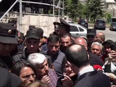 «Վախկոտ, Նիկոլի շուն». զոհվածների ծնողների և ոստիկանների միջև քաշքշուկ սկսվեց