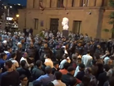Participants of procession in Yerevan approach police building, chanting "shame"