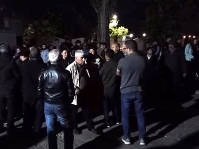 Family of soldiers fallen in 44-day war stay near Armenia investigative committee military department