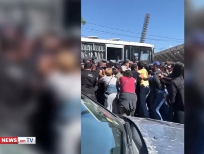 Հրազդան մարզադաշտի դիմաց ցուցարարները հրելով հեռացնում են ոստիկաններին