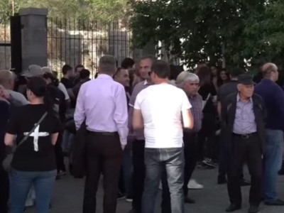 Դատարանը քննում է Արթուր Գալեյանին կալանավորելու միջնորդությունը. բակում զոհվածների ծնողներն են