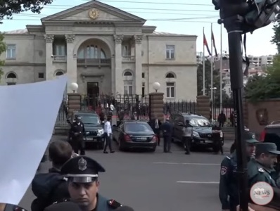Resistance Movement reaches residence of Armenia President
