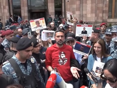 Opposition deputies enter Marriott Armenia Hotel