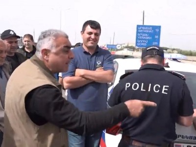 «Ձվով խփեցին, գլխիս կպավ ու ընկավ մեքենայի մեջ». քաղաքացին շենքից հարվածել է դիմադրության ավտոերթի մասնակցին