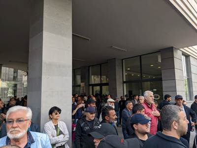 Citizens participating in civil disobedience actions surround Foreign Ministry building in Yerevan