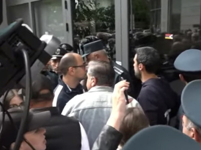 Opposition MPs allowed to enter Armenian Foreign Ministry building