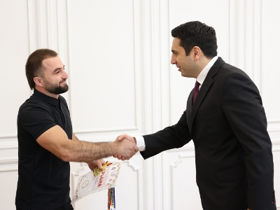 Ալեն Սիմոնյանն ընդունել է Աշխարհի եւ Եվրոպայի բազկամարտի բազմակի չեմպիոն Աշոտ Ադամյանին