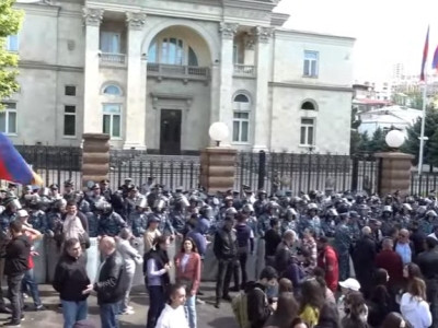 Protesters block exit from presidential residence in Yerevan
