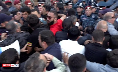Scuffle between protesters and police near residence of Armenia President