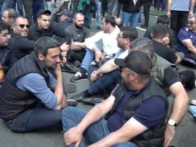 Citizens demanding Pashinyan's resignation hold a sit-in protest on Baghramyan Avenue