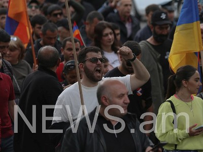 Protesters block intersection of Paronyan Street and Mashtots Avenue in Yerevan