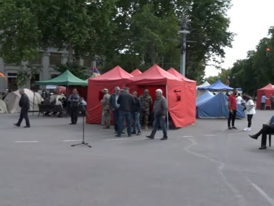 Q&A session with opposition deputies takes place on France Square