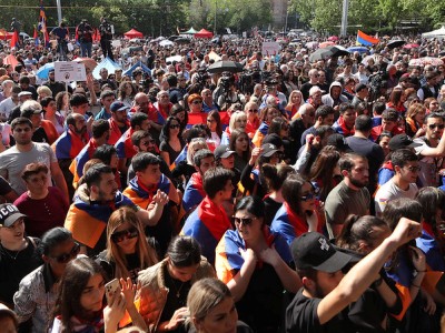 Procession of opposition supporters to building of Supreme Judicial Council of Armenia