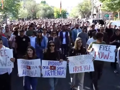 Police try to prevent Resistance Movement procession from approaching Armenian government building