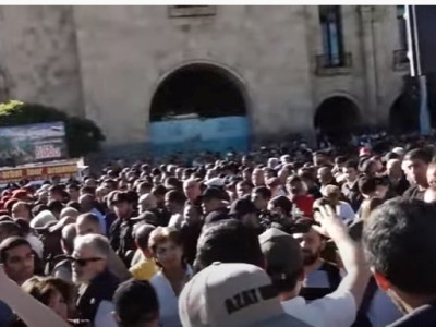 Resistance Movement Procession approaches Armenian Government building