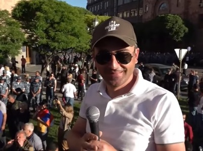 Saghatelyan announces successful rally outside Armenian government building