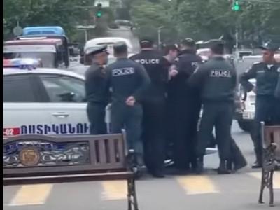 «Խուժա՞ն ա, թե մայոր». Քաշքշուկ ոստիկանների միջև Ֆրանսիայի հրապարակում