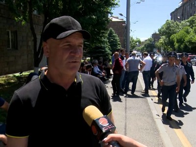 «Կարմիրբերետավորները ինձ գցել էին գետնին ու 10 հոգով մոտ 5 րոպե խփում էին» պահեստազորի սպաների ակցիան՝ ԱԱԾ-ի դիմաց