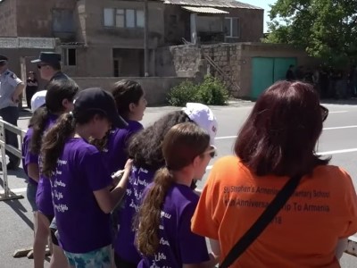 Բոստոնի Սուրբ Ստեփանոս ազգային վարժարանի սաները Սարդարապատի մուտքի մոտ երգեցին «Զարթնիր լաո»-ն