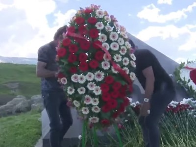 Representatives of the Resistance Movement in Bash-Aparan lay flowers