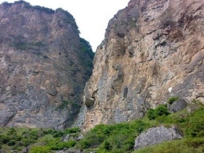 Կարմրաշեն գյուղում գտնվող սրբատեղիի մոտակա ժայռից քաղաքացի է ընկել ձորը