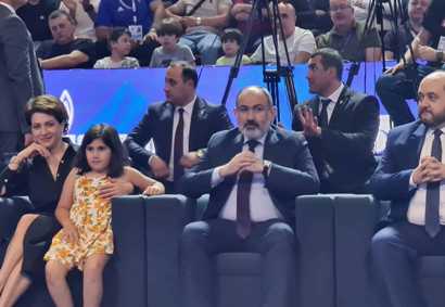 Armenia PM attends European Boxing Championship with his wife and daughter