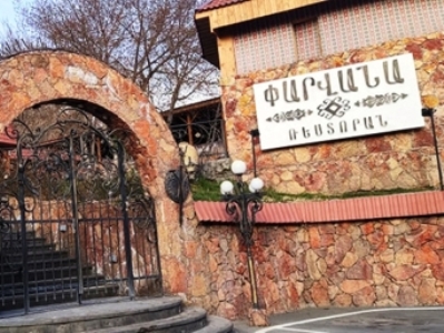 ԱՄՆ քաղաքացի 25-ամյա կինը դիմել է ոստիկանություն եւ հայտնել, որ «Փարվանա» ռեստորանի հետնամասում բռնաբարել են իրեն