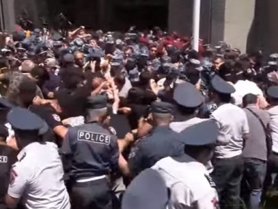 Opposition supporters try to break into Building 3 of government building
