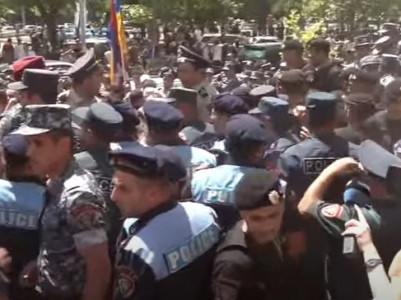 Police forcibly apprehend Yerevan protesters