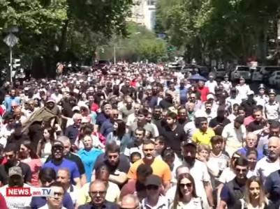 Protesters start march in Yerevan