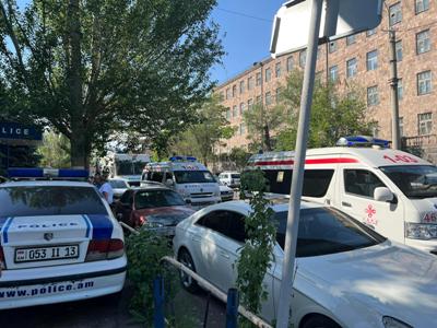 Ոստիկանության Էրեբունու բաժին շտապ օգնության մեքենաներ են եկել