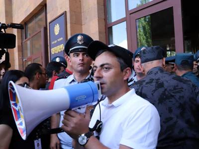 «Մեզ համար էս դուռը բացել, մտնելը մի րոպեի հարց է, բայց չենք ուզում նիկոլավարի». պատգամավորները մտան ԵՊՀ շենք