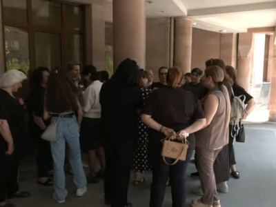 Զոհված զինծառայողների ծնողները Քննչական կոմիտեի դիմաց են
