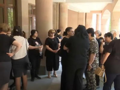 Արգիշտի Քյարամյանին հարցեր ունենք տալու, սպասում ենք, որ իջնի. զոհված զինծառայողների մայրերը ՔԿ-ի մոտ են