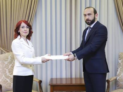 New Syrian Ambassador presents copies of her credentials to Armenia FM