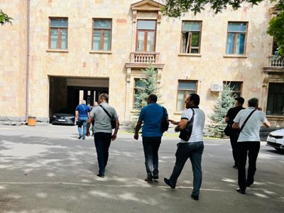 Նույնատիպ պայուսակներով տղամարդիկ՝ ԱԺ-ում