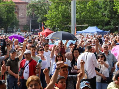 Resistance movement heads to Armenian government building