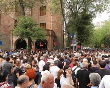 Resistance movement blocks all entrances to Armenian government building