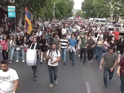 Yerevan protesters head to Republic Square to Armenian PM's residence
