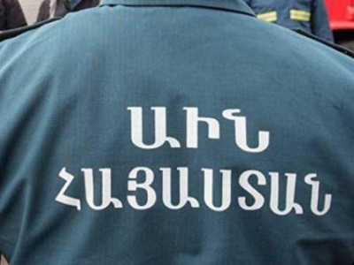 Շերամի փողոցում քամու հետևանքով էլեկտրասյուն է շրջվել