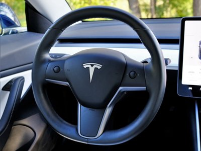 Tesla ավտոմեքենաները սկսել են առանց պատճառի արգելակել