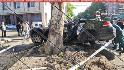 Երևանում տեսախցիկները ֆիքսել են «Սոլո» բարի տնօրենի ողբերգական վթարի պահը, երբ BMW-ն բախվում է ցուցանակին, ապա՝ ծառին