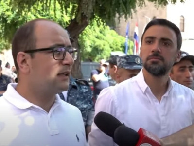 Opposition MPs stage protest outside Armenia Marriott Hotel