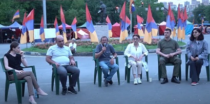 Discussion with opposition deputies takes place in Yerevan's France Square