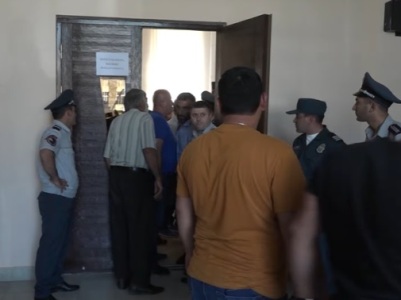Մենք ծանուցվեցինք, Մակարյանին թուղթ չեկա՞վ. էս ի՞նչ խաղեր են. 40 զինվորի մահվան եւ գերեվարման գործով նիստը հետաձգվել է