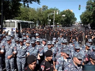 Police close off avenue leading to Armenia presidential office