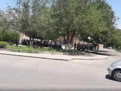 Police in Armenia’s Ararat city use brute force, apprehend resident, her mother, fiancé waiting for PM Pashinyan
